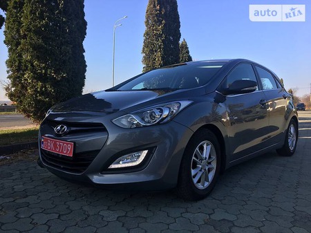 Hyundai i30 2013  випуску Рівне з двигуном 1.6 л бензин універсал механіка за 7999 долл. 