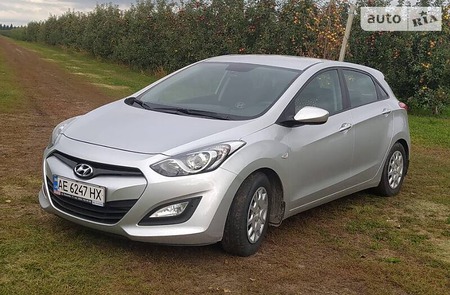 Hyundai i30 2015  випуску Дніпро з двигуном 1.4 л бензин хэтчбек механіка за 9999 долл. 