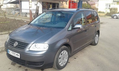 Volkswagen Touran 2005  випуску Львів з двигуном 1.6 л бензин мінівен механіка за 6000 долл. 