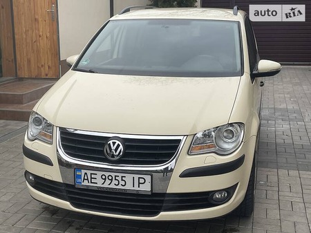 Volkswagen Touran 2010  випуску Дніпро з двигуном 1.4 л  мінівен автомат за 7900 долл. 