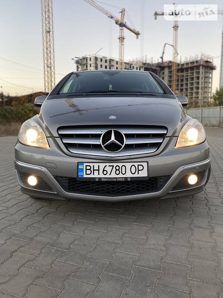 Mercedes-Benz B 180 2010  випуску Одеса з двигуном 1.7 л бензин хэтчбек автомат за 9200 долл. 