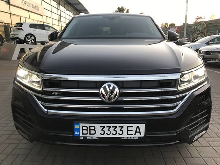 Volkswagen Touareg 2019  випуску Київ з двигуном 3 л бензин позашляховик автомат за 52000 долл. 