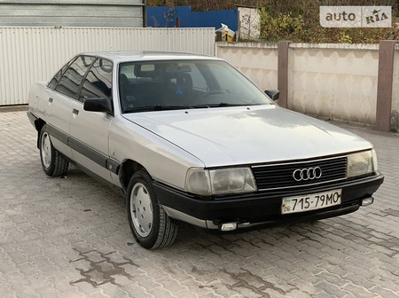 Audi 100 1990  випуску Чернівці з двигуном 2 л бензин седан механіка за 1950 долл. 