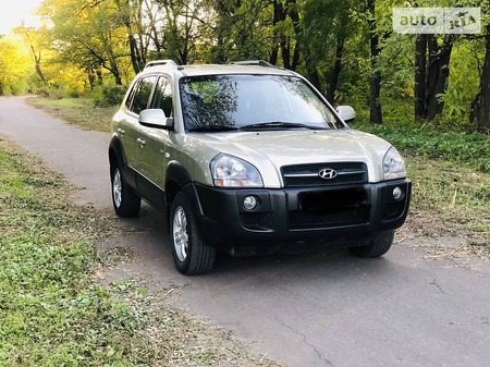 Hyundai Tucson 2008  випуску Дніпро з двигуном 2 л бензин позашляховик механіка за 9700 долл. 