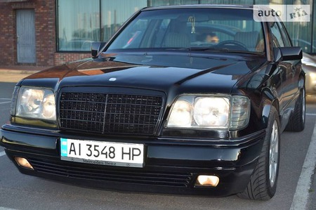 Mercedes-Benz E 300 1991  випуску Київ з двигуном 3 л бензин седан автомат за 4700 долл. 