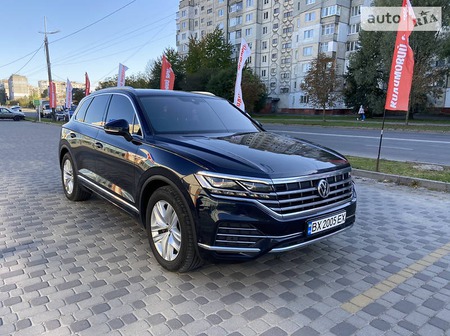 Volkswagen Touareg 2019  випуску Хмельницький з двигуном 3 л дизель позашляховик автомат за 63650 долл. 