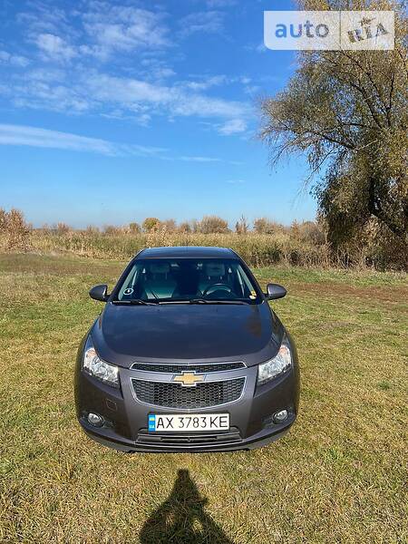 Chevrolet Cruze 2011  випуску Харків з двигуном 1.8 л бензин седан  за 7400 долл. 