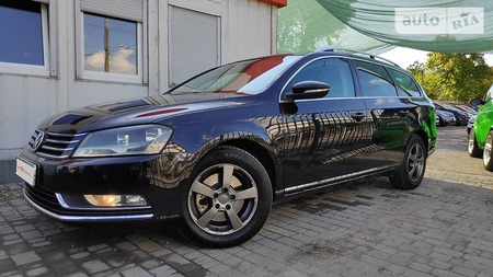 Volkswagen Passat 2011  випуску Миколаїв з двигуном 1.4 л бензин універсал автомат за 9999 долл. 