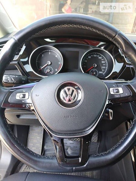 Volkswagen Touran 2017  випуску Дніпро з двигуном 2 л дизель мінівен автомат за 21000 долл. 