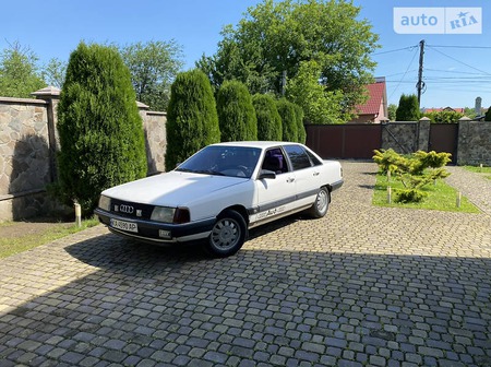 Audi 100 1985  випуску Чернівці з двигуном 1.8 л  седан механіка за 2500 долл. 