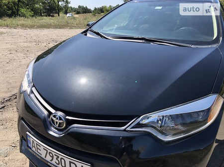 Toyota Corolla 2015  випуску Дніпро з двигуном 1.8 л бензин седан автомат за 10800 долл. 