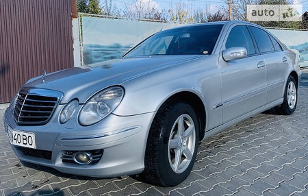 Mercedes-Benz E 270 2004  випуску Чернівці з двигуном 2.7 л дизель седан автомат за 8300 долл. 