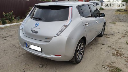 Nissan Leaf 2013  випуску Херсон з двигуном 0 л електро хэтчбек автомат за 8999 долл. 