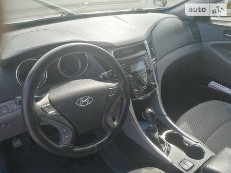 Hyundai Sonata 2012  випуску Запоріжжя з двигуном 2.4 л бензин седан автомат за 9900 долл. 