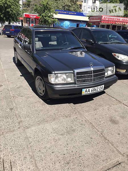 Mercedes-Benz 190 1991  випуску Київ з двигуном 2 л  седан автомат за 3200 долл. 
