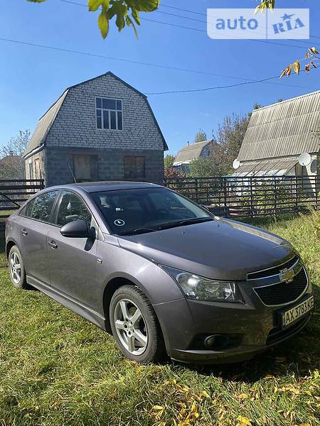 Chevrolet Cruze 2011  випуску Харків з двигуном 1.8 л бензин седан  за 7600 долл. 