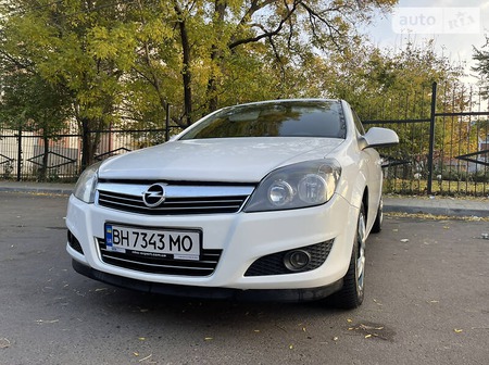 Opel Astra 2013  випуску Одеса з двигуном 1.6 л  хэтчбек автомат за 7200 долл. 