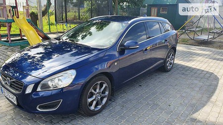 Volvo V60 2011  випуску Чернівці з двигуном 1.6 л дизель універсал механіка за 9999 долл. 