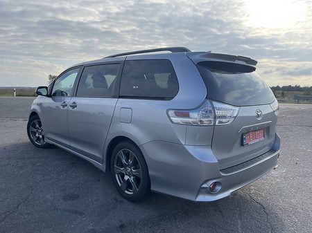 Toyota Sienna 2018  випуску Луцьк з двигуном 3.5 л бензин мінівен автомат за 25500 долл. 
