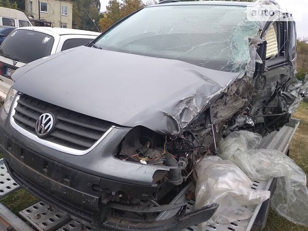 Volkswagen Touran 2006  випуску Запоріжжя з двигуном 1.6 л бензин універсал механіка за 2400 долл. 