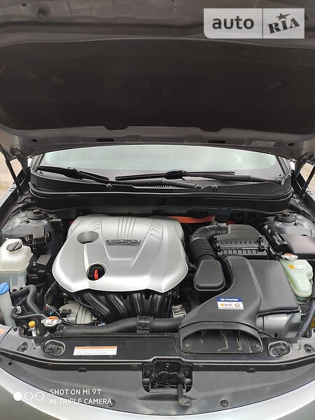 Hyundai Sonata 2014  випуску Черкаси з двигуном 2.4 л гібрид седан автомат за 9000 долл. 