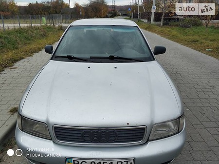 Audi A4 Limousine 1996  випуску Львів з двигуном 1.6 л бензин седан механіка за 3550 долл. 