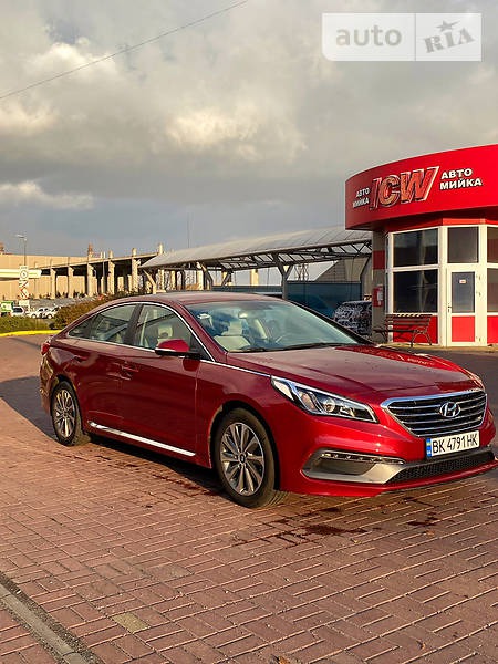 Hyundai Sonata 2015  випуску Рівне з двигуном 2.4 л бензин седан автомат за 11499 долл. 