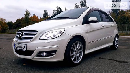 Mercedes-Benz B 180 2010  випуску Дніпро з двигуном 1.7 л бензин хэтчбек автомат за 9555 долл. 