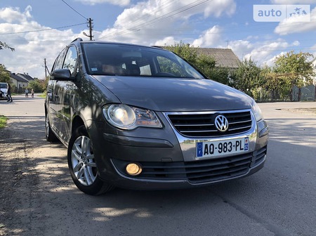 Volkswagen Touran 2008  випуску Львів з двигуном 1.9 л дизель мінівен автомат за 6450 долл. 