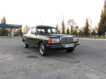 Mercedes-Benz E 230 1982  випуску Полтава з двигуном 2.3 л бензин седан  за 5500 долл. 