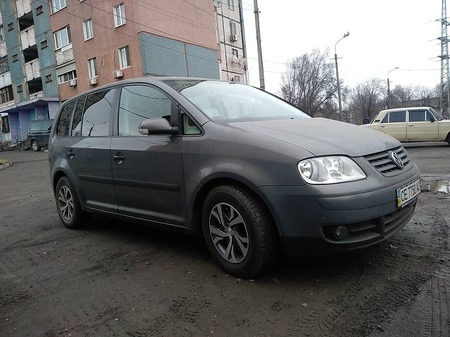 Volkswagen Touran 2004  випуску Дніпро з двигуном 1.6 л бензин універсал автомат за 6700 долл. 