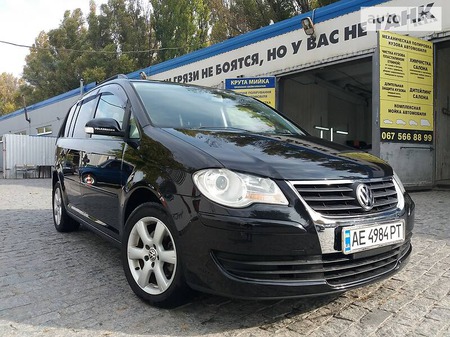 Volkswagen Touran 2008  випуску Дніпро з двигуном 1.4 л бензин мінівен автомат за 8450 долл. 