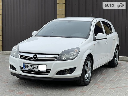 Opel Astra 2013  випуску Одеса з двигуном 1.6 л  хэтчбек автомат за 6900 долл. 