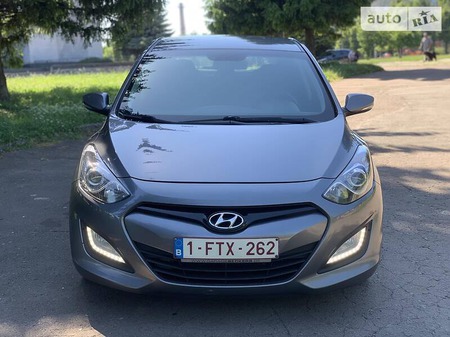 Hyundai i30 2014  випуску Рівне з двигуном 1.6 л  хэтчбек механіка за 9100 долл. 