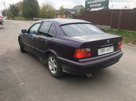 BMW 318 1994  випуску Ужгород з двигуном 1.8 л бензин седан механіка за 1800 долл. 