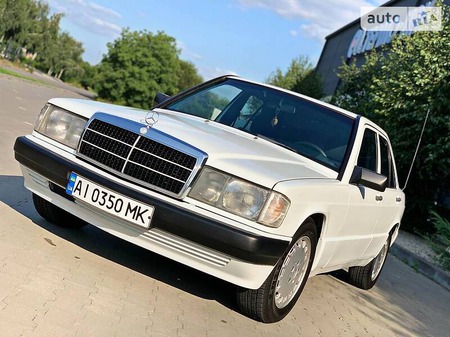 Mercedes-Benz 190 1985  випуску Київ з двигуном 2 л дизель седан механіка за 4199 долл. 