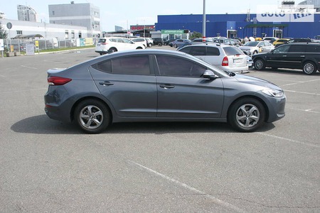 Hyundai Elantra 2015  випуску Київ з двигуном 0 л газ седан автомат за 12490 долл. 