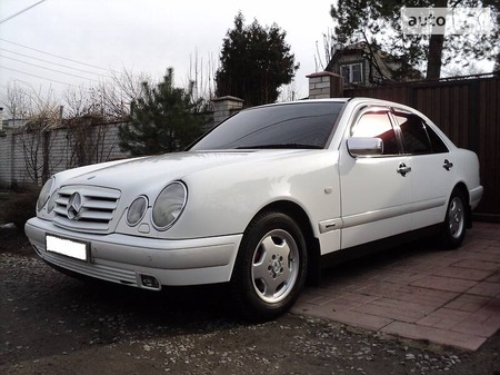 Mercedes-Benz E 230 1995  випуску Дніпро з двигуном 2.3 л  седан автомат за 9000 долл. 