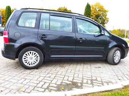 Volkswagen Touran 2004  випуску Львів з двигуном 0 л бензин мінівен механіка за 5800 долл. 