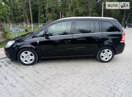 Opel Zafira Tourer 2010  випуску Чернівці з двигуном 1.8 л бензин мінівен механіка за 8599 долл. 