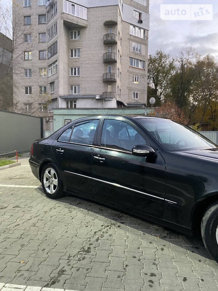 Mercedes-Benz E 270 2004  випуску Чернівці з двигуном 2.7 л дизель седан автомат за 3550 долл. 