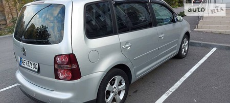 Volkswagen Touran 2008  випуску Дніпро з двигуном 1.9 л дизель мінівен механіка за 8100 долл. 