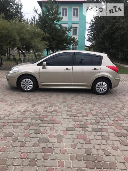 Nissan Tiida 2012  випуску Харків з двигуном 1.6 л бензин хэтчбек автомат за 8600 долл. 