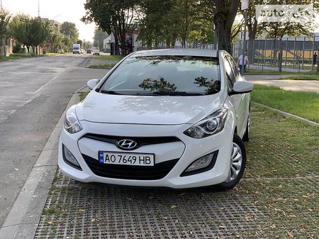 Hyundai i30 2014  випуску Ужгород з двигуном 1.4 л  хэтчбек  за 8350 долл. 