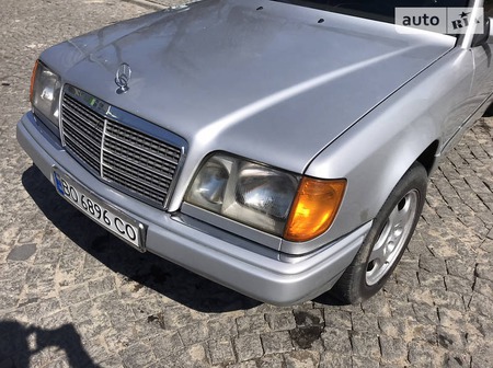 Mercedes-Benz E 300 1994  випуску Хмельницький з двигуном 3 л  седан автомат за 3400 долл. 