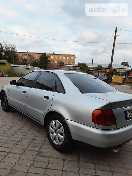 Audi A4 Limousine 1998  випуску Львів з двигуном 1.8 л  седан механіка за 2400 долл. 