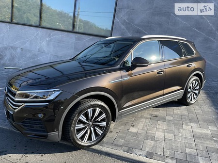 Volkswagen Touareg 2020  випуску Київ з двигуном 3 л бензин позашляховик автомат за 60900 долл. 