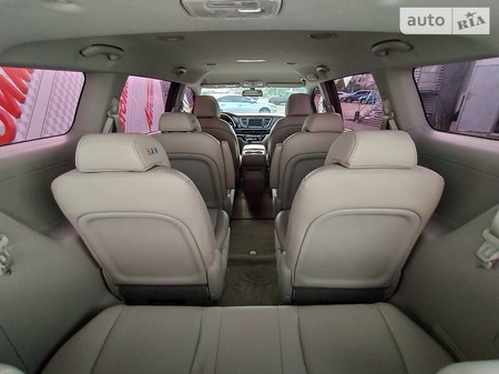 KIA Carnival 2015  випуску Київ з двигуном 2.2 л дизель мінівен автомат за 21895 долл. 