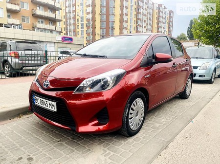 Toyota Yaris 2013  випуску Житомир з двигуном 1.5 л гібрид хэтчбек автомат за 10900 долл. 