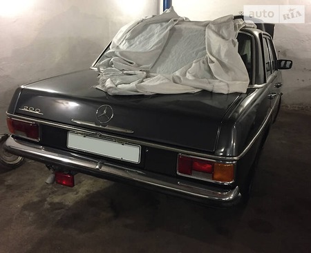 Mercedes-Benz E 200 1973  випуску Луганськ з двигуном 2 л дизель седан механіка за 9000 долл. 